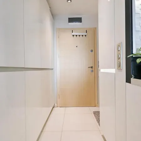 N9 Studentski Loft - Cozy Apt With Private Parking *